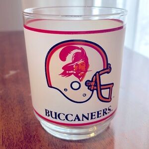 Vintage retro logo Tamp Bay Buccaneers tumbler